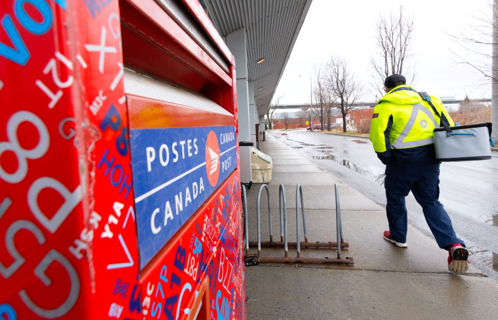 Canada Post Makes New Offers To Union Ahead Of Strike Deadline canada-post-makes-new-offers-to-union-ahead-of-strike-deadline